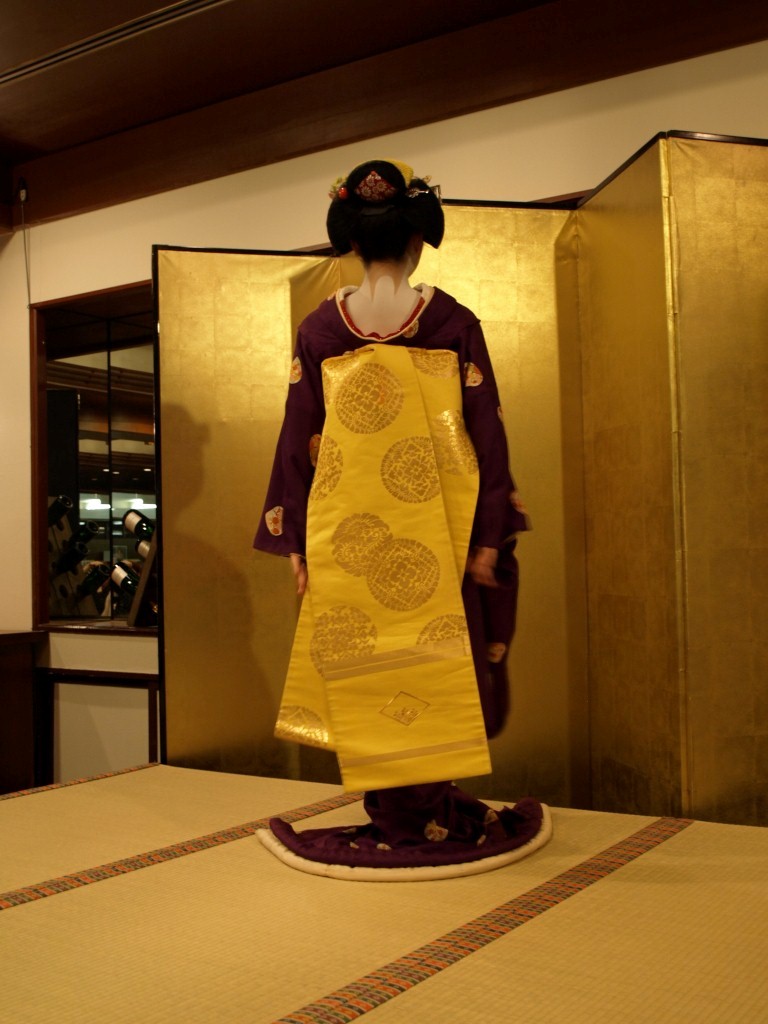 Maiko's kimono is very special and expensive, it has a small diamond shaped design at the bottom which signifies their years of experience!