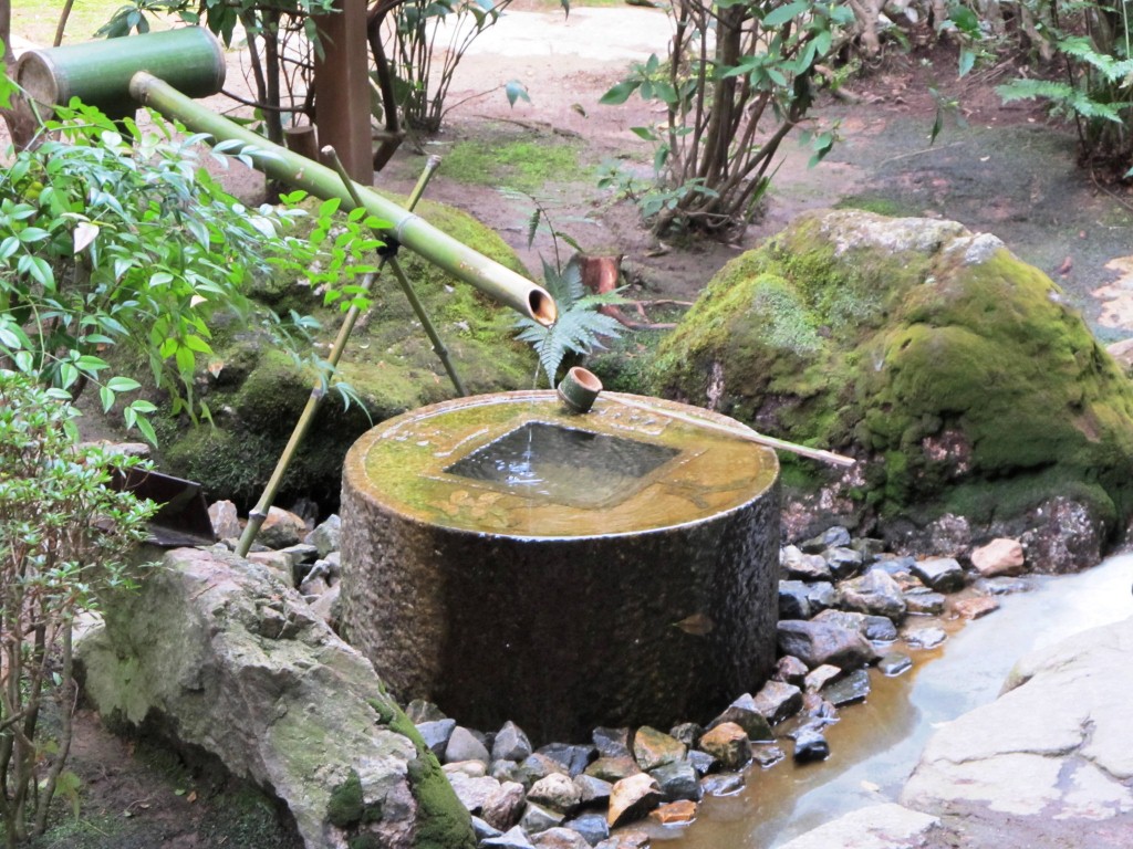 The beautiful basin provided for ritual washing of the hands and mouth before entering the temple, simply love it!